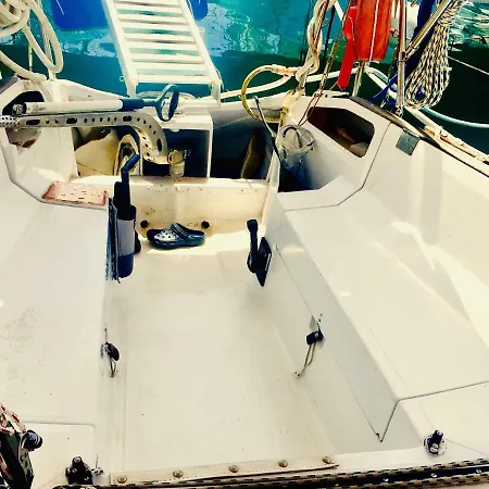 Botel Sur Un Voilier *