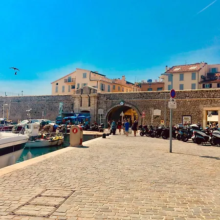 Sur Un Voilier Antibes