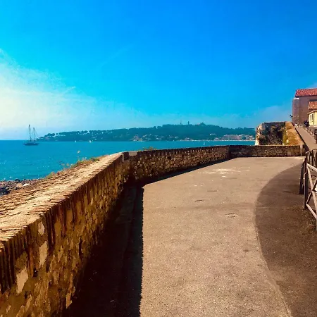 Bateau-hôtel Sur Un Voilier *