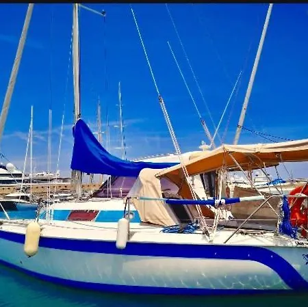 Bateau-hôtel Sur Un Voilier Antibes