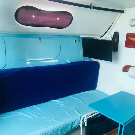 Sur Un Voilier Bateau-hôtel *