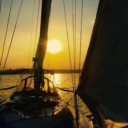 Bateau-hôtel Sur Un Voilier