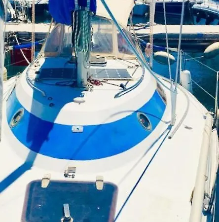 Sur Un Voilier Bateau-hôtel *